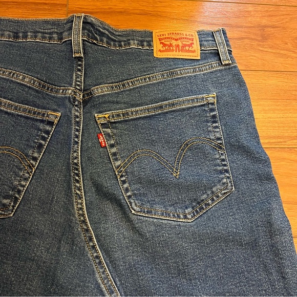 Levis Mid Shorts - Picture 4 of 5
